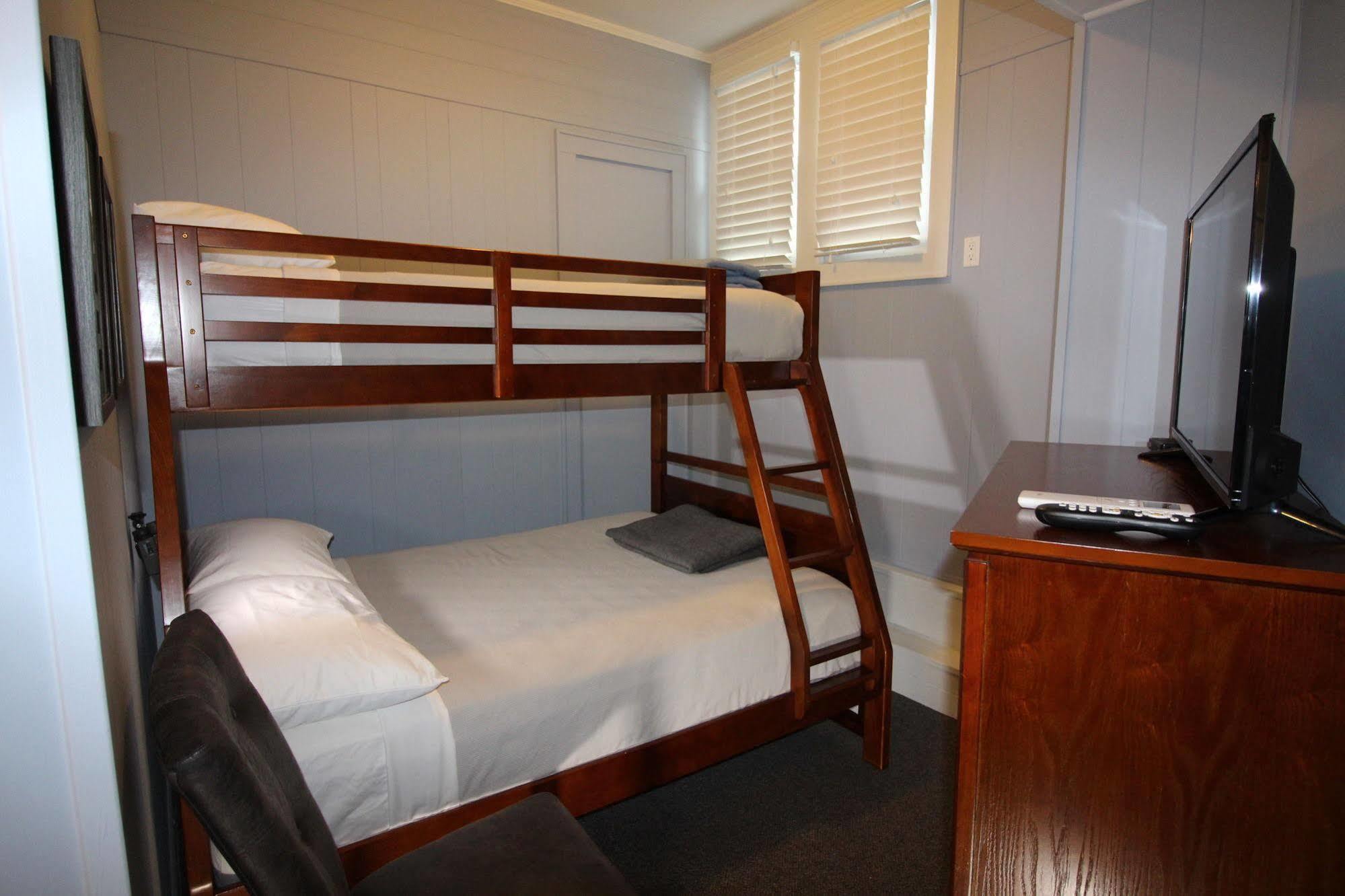 Homestead Inn New Milford Экстерьер фото